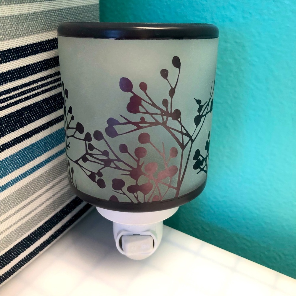 Scentsy night light, melts warmer, with 2 extra light bulbs and some melts.